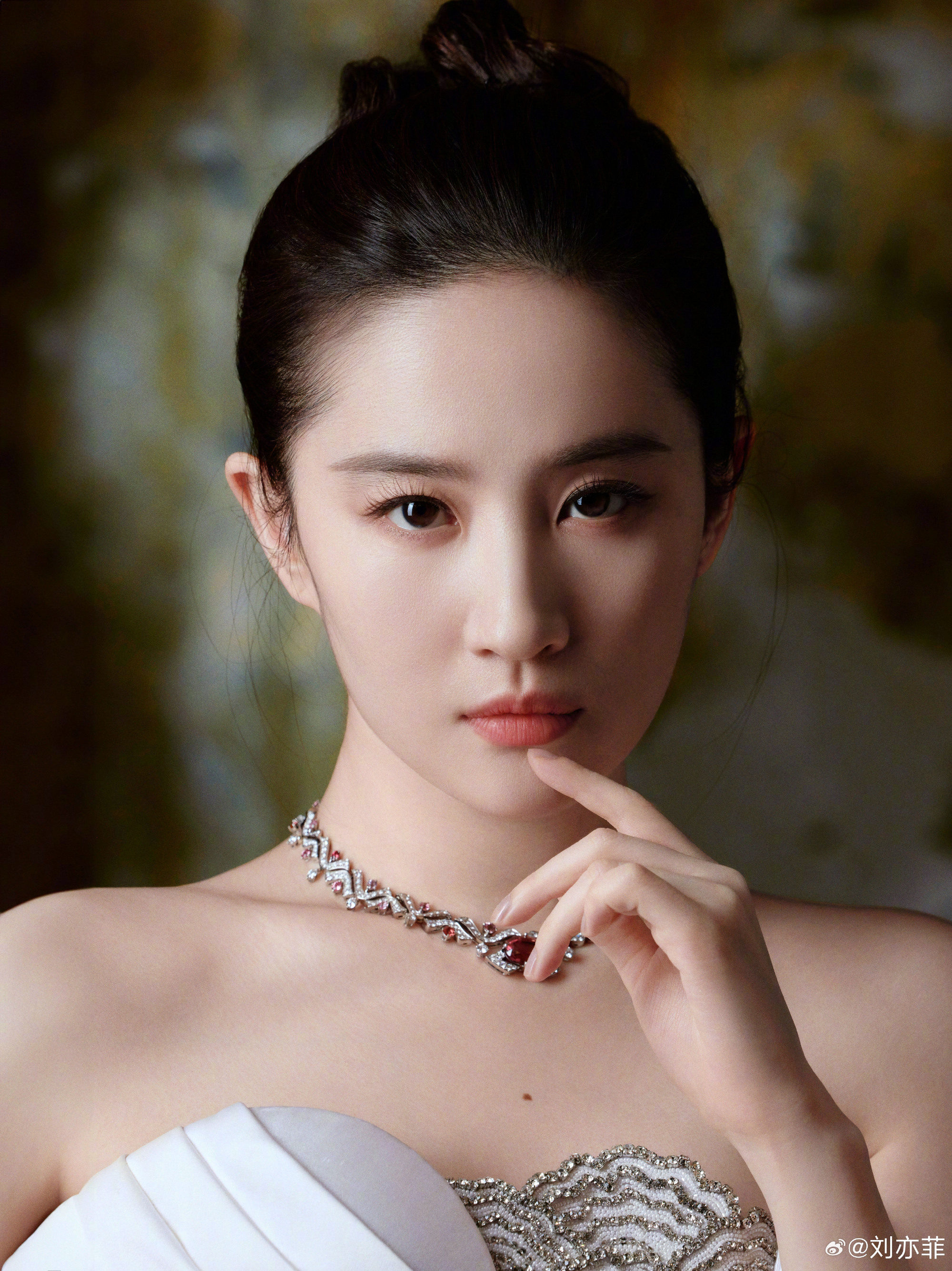 刘亦菲玫瑰粉裙丸子头 贵气十足秒变公主【8P】